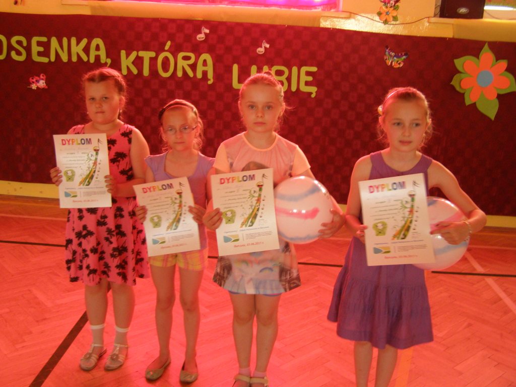 Karolinka, Ania, Wiktoria i Majka