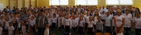 Śpiewanie hymnu Polski.
