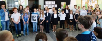 Uczniowie klasy 4 i 5 (śpiew) oraz Bartek z klasy 6