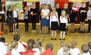 Nadia i Lena z klasy III - śpiewają pieśń patriotyczną