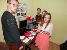 Samorząd Uczniowski segreguje walentynkową pocztę.