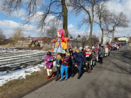 Pochód z marzanną.