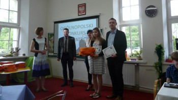 Odebranie nagrody - Amelia Gibka i nauczyciel informatyki pan Sylwester Płachta