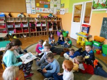 Przedszkolaki słuchają bajek Misia Uszatka.