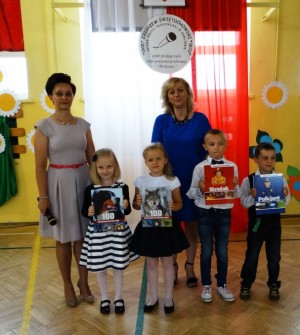 Wyróżnieni uczniowie z klasy I z wychowawczynią E. Łusiak i dyrektor szkoły.