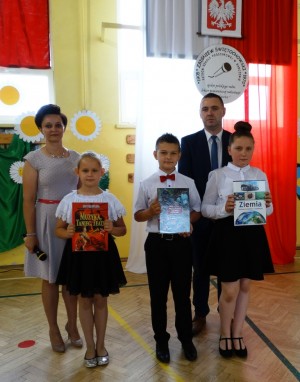 Uczniowie z klasy IV (średnia powyżej 4,75)z wychowawcą p. S. Płachtą i dyrektor szkoły.