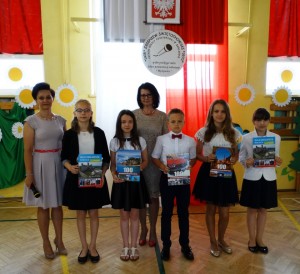 Uczniowie z klasy VI (średnia powyżej 4,75) z wychowawczynią p. W. Glinkowską i dyrektor szkoły.