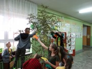 Klasa VI zawiesza listy - liście do drzewa.