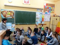Słuchanie bajki w klasie III