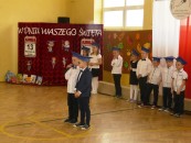 Kuba i Mateusz recytują.