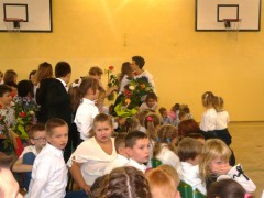 Wręczanie kwiatów.